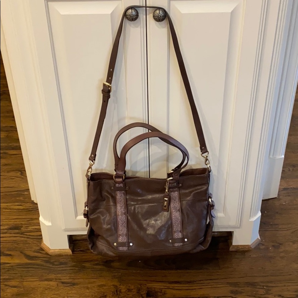 Tote with detachable shoulder strap